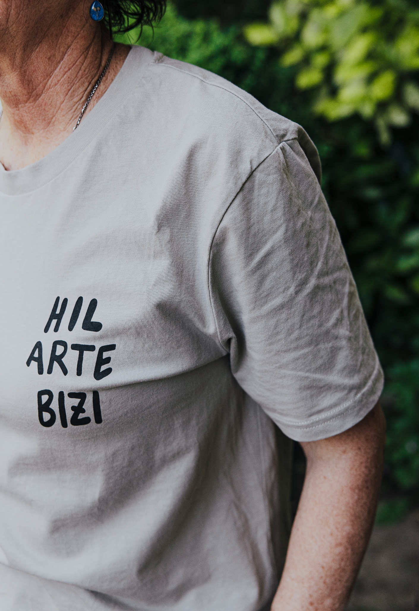 Hil Arte Bizi - Kamiseta - Harria - Image 3