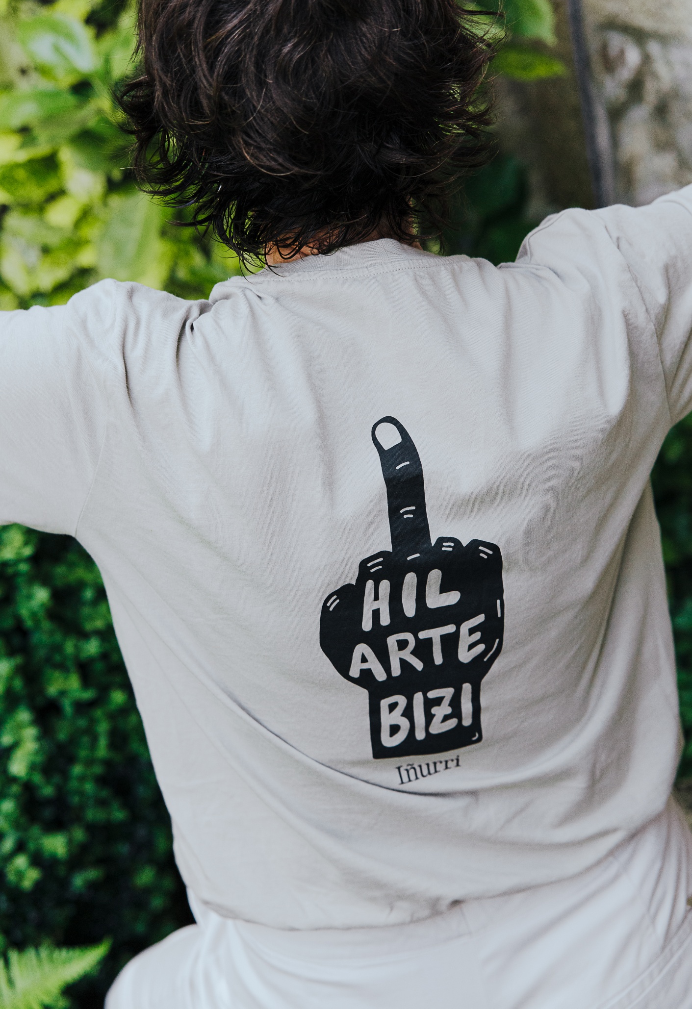Hil Arte Bizi - Kamiseta - Harria - Image 4